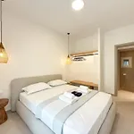 Luxury Downtown A2 Апартаменты *